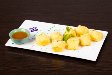 Kızarmış süt tatlı tabağı