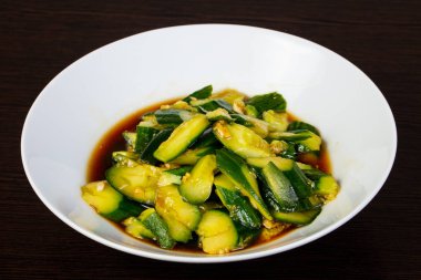 Çince sarımsak ile salatalık turşusu