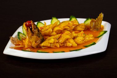 Çin mutfağı pike levrek sos ile