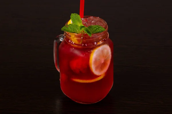 Strawberry Mojito Cocktail Kan — Stockfoto
