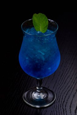 Tatlı blue curacao nane ile kokteyl