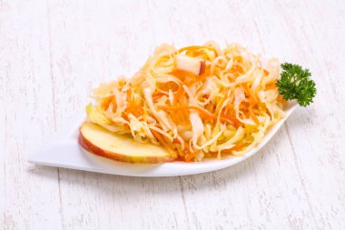 Kabın içinde geleneksel fermente lahana lahana turşusu