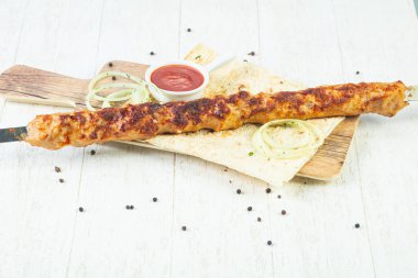 Izgara kıyılmış tavuk sosu ve soğan kebabı