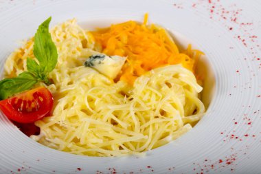 Makarna dört peynir fesleğen hizmet