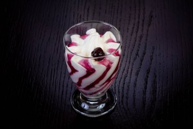 Lezzetli blackberry Ice cream şurubu ile