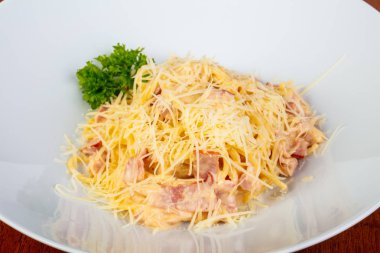 Jambon ve peynir ile lezzetli carbonara makarna
