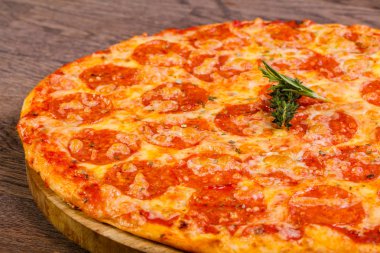 Sıcak Pepperoni pizza peyniri ve domates ile