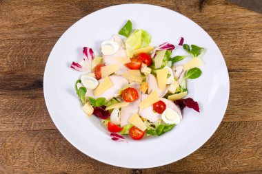 Jambon, yumurta ve domates salatası