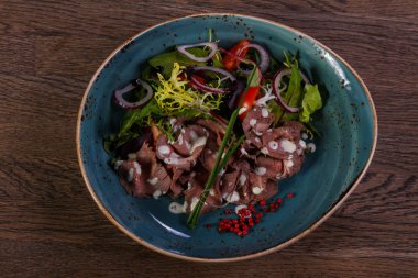 Biftek salata sosu ve soğan ile