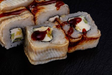 Yılan balığı ile Japon geleneksel rulo