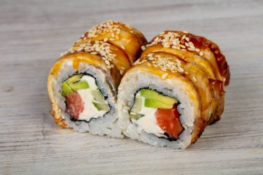 Yılan balığı ile Japon geleneksel rulo