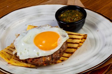 Dana pirzola yumurta ve sos ile