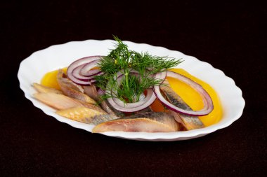Patates ve soğan ile ringa balığı filetosu
