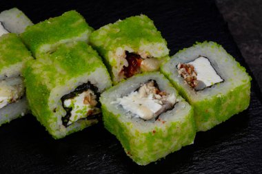 Yılan balığı ile Japon geleneksel rulo