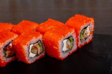 Somon ve sebzeler ile lezzetli California ayarla