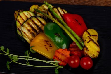 Izgara sebze kuşkonmaz ile sıcak