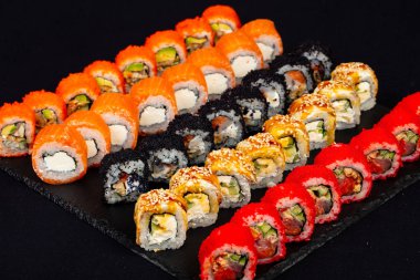 Japonca set balık ve pirinç ile rulo