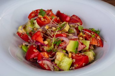 Kinoa, avokado ve sebze salatası