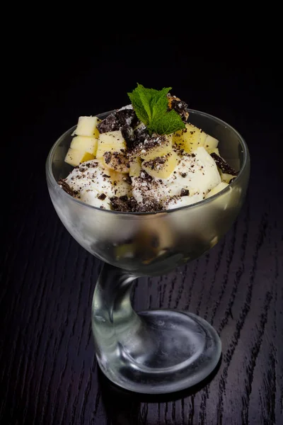 Apple ve nane ile lezzetli dondurma