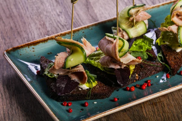 Tapas Com Carne Pepino Servido Pimenta Vermelha — Fotografia de Stock