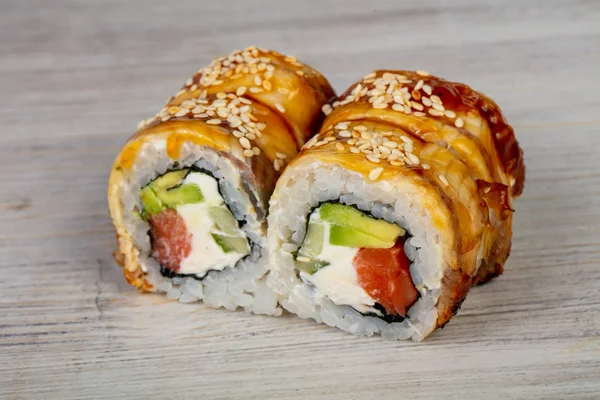 Yılan balığı ile Japon geleneksel rulo