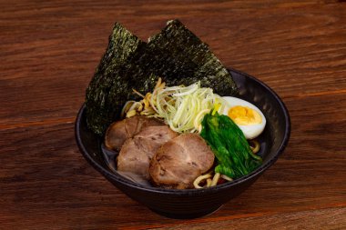 Sığır eti ve yumurta çorba ramen