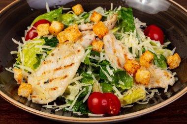 Sezar salatası tavuk ve peynir