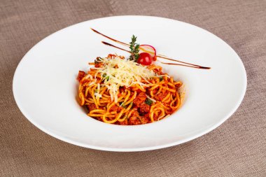 Kıyılmış et ile Bolognese makarna