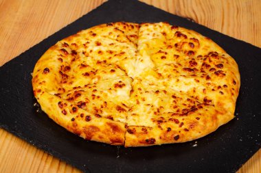 Kafkas mutfağı - Khachapuri peynir ile