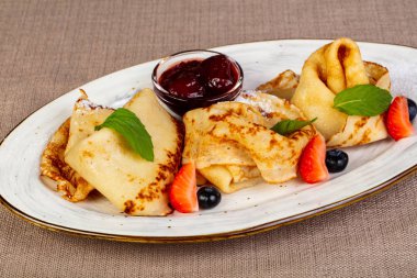 Krep reçel ve çilek ile