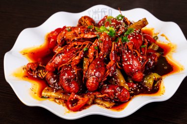 Haşlanmış kerevit yığın sos ile