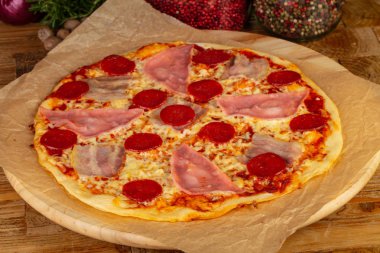 Lezzetli et pasta pizza salam ve pastırma ile