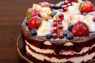 Böğürtlenli ve kremalı kek