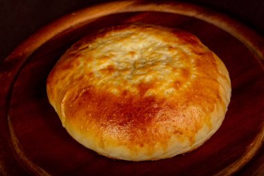 Lepeshka ahşap üzerine peynir ile