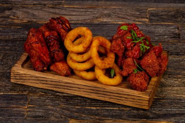 Tavuk kanatları, bacak ve soğan plakası kızart