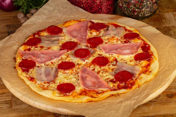 Mięsa Pyszne Ciasto Pizza Salami Bekon — Zdjęcie stockowe