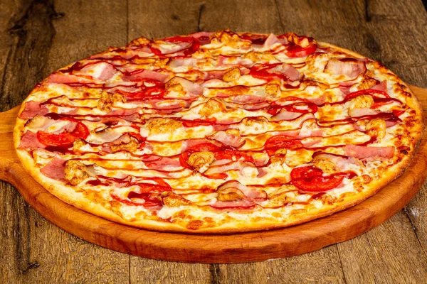 Pizza Com Salsichas Queijo — Fotografia de Stock