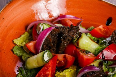 Karaciğer ve sebze salatası