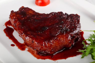 Böğürtlen soslu biftek.