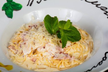 Makarna carbonara pastırma ve krema ile