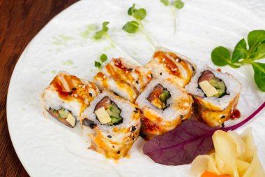 Ton balığı ve yılan balığı ile Japonca soğuk rulo