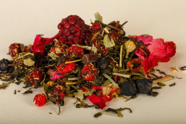 Aroma çay yığın meyve, meyveler ve otlar ile