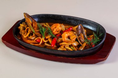 Deniz ürünleri makarna pan sos ile