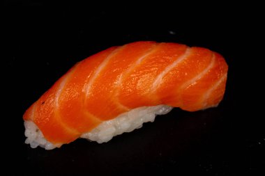 Japon soğuk suşi somon ile