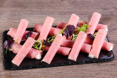 Ham plaka üzerinde peynir rulo dolması