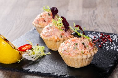 Limon kanepe karides salatası ile servis