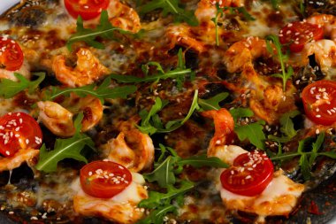 Karides ve roka ile pizza.