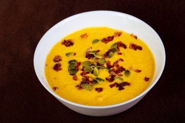 Jambonlu balkabağı kremalı çorba.