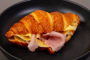 Jambon ve peynirli kruvasan.