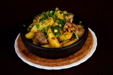 Kavrulmuş domuz patates tava ile